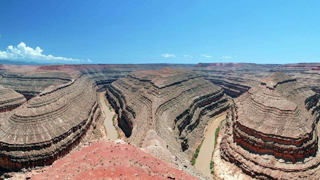 <b>Goosenecks (Cuello de cisne) del río San Juan:</b> En geología un cuello de cisne es un término que se utiliza para hablar de cañones y valles que se asemejan al
<b>cuello curvado de un ganso</b>. El parque estatal de Goosenecks es
<b>una increíble postal </b>enmarcada al borde de un acantilado
<b>de tres mil metros</b>. Ofrece una vista panorámica del cañón del río San Juan.
