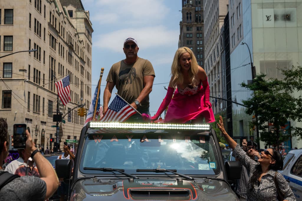 Mientras Ivanka Trump recuerda a su madre, los seguidores de su padre le manifestaron su apoyo con una caravana de autos que llegó hasta la Quinta Avenida en Manhattan. La
<b><a href="https://www.univision.com/noticias/elecciones-en-estados-unidos-2024/lo-que-evoca-votantes-imagen-desafiante-trump-atentado" target="_blank">Convención del Partido Republicano comienza este lunes 15 de julio en Milwaukee</a></b> y Donald Trump sería certificado como el candidato de la colectividad para la presidencia de Estados Unidos, en noviembre de 2024.