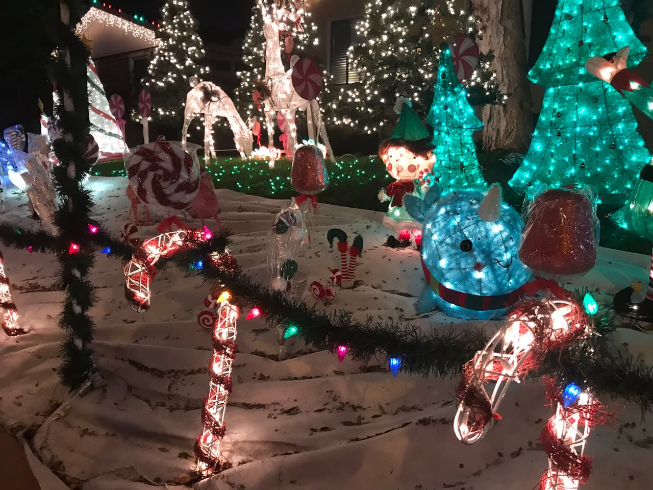 <b>The Sleepy Hollow Christmas Lights Extravaganza</b> es un paseo de luces gratuito con miles bombillas y espectaculares decorados que forman parte de la lista de puntos a visitar en Los Ángeles más cerca de lo que imaginas.