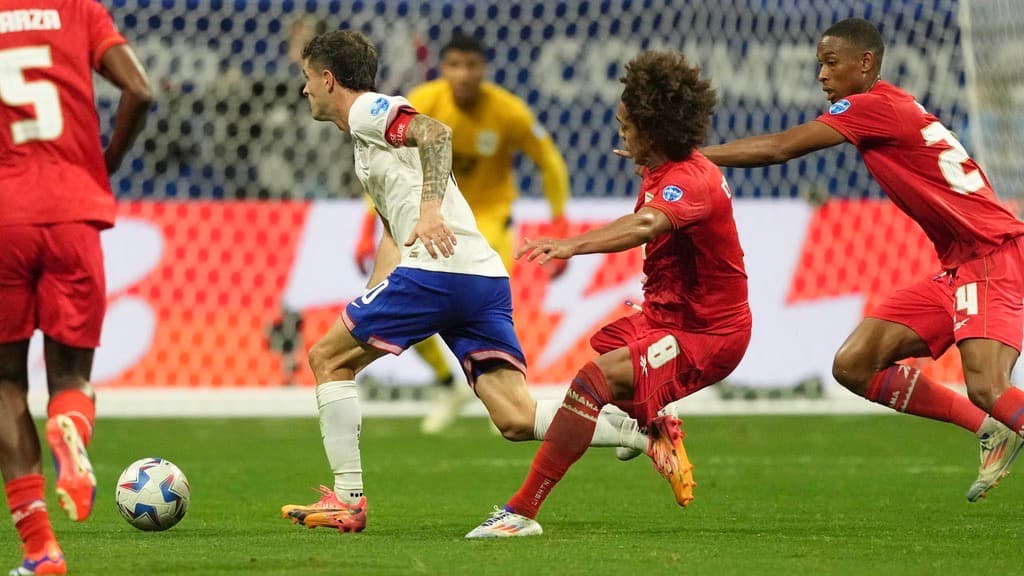 El panameño Adalberto Carrasquilla, centro, comete una falta sobre Christian Pulisic de Estados Unidos con tarjeta roja durante un partido de fútbol del Grupo C de la Copa América en Atlanta, el jueves 27 de junio de 2024.
