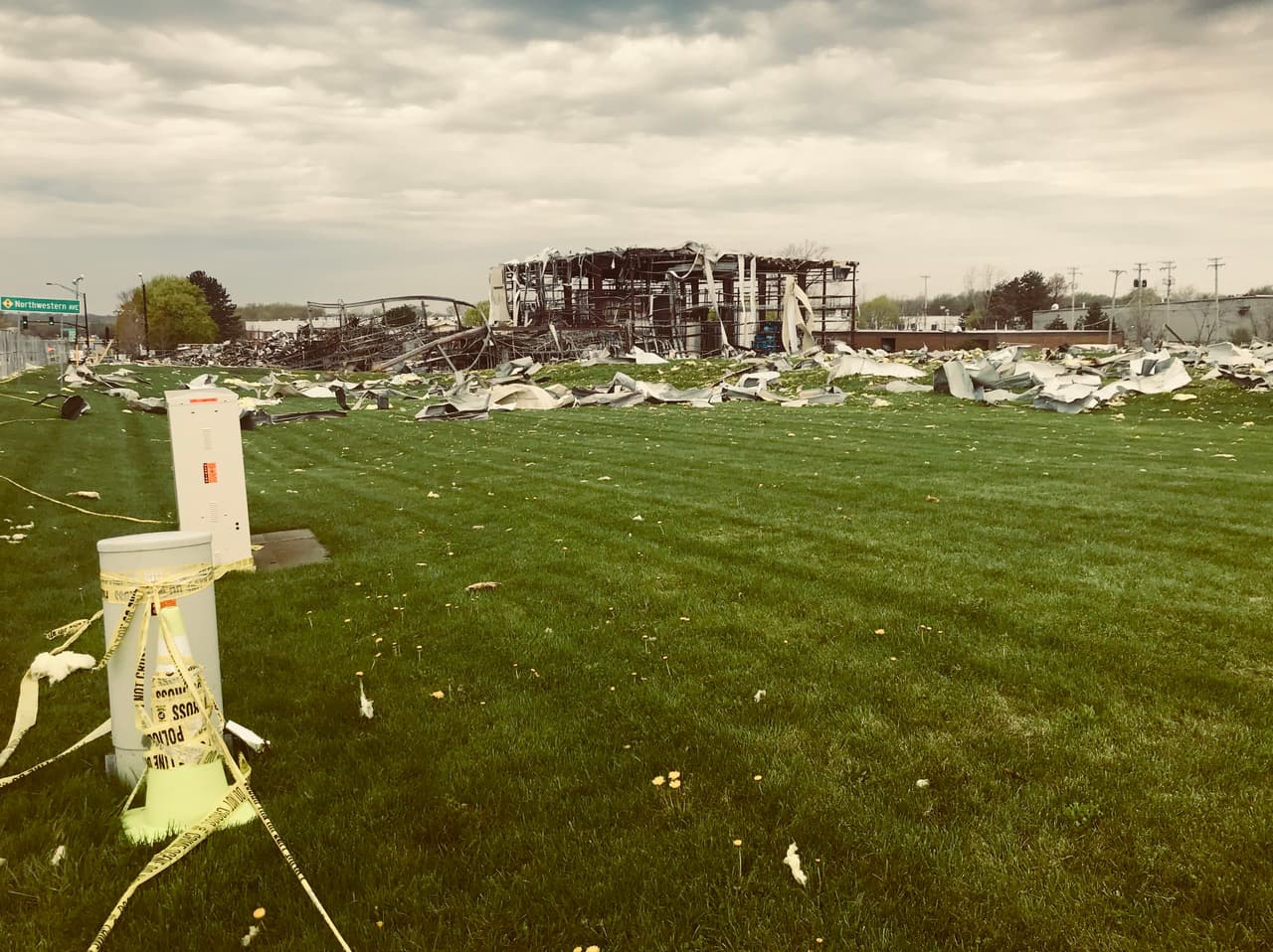 El lunes por la tarde, el jefe del Departamento de Bomberos de Waukegan, Steven Lenzy, dijo en una conferencia de presena que la búsqueda continua. "Nuestros equipos han estado trabajando activamente durante todo el día."