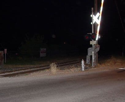 Las vías Rail Road: Estas vías encierran uno de los misterios más escalofriantes: varios niños murieron aquí cuando su autobús escolar fue impactado por un tren. Dicen que en las noches de aniversario puedes sentir que tu auto está siendo empujado lejos de las vías, y que si riegas un poco de talco en la capota del coche, podrás ver las huellas de pequeñas manitas impresas en el talco.