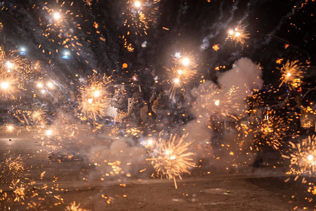 Fuegos artificiales estallaron este sábado en Compton, Los Ángeles, durante el enfrentamiento de las autoridades locales y federales con manifestantes en contra de ICE, el Servicio de Control de Inmigración y Aduanas.
<b><a href="https://www.univision.com/local/los-angeles-kmex/redadas-de-ice-en-los-angeles-desatan-protestas-y-tension-en-paramount" target="_blank">La protesta fue una de múltiples que estallaron este fin de semana en Los Ángeles, California</a></b>, tras los operativos que en las pasadas 48 horas, dejaron a más de
<b>100 inmigrantes detenidos y en riesgo de deportación</b>.