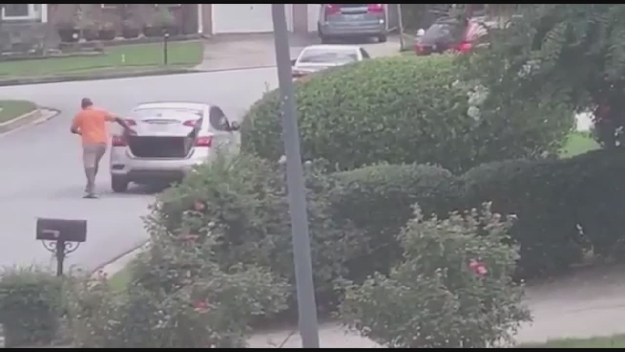 Roban el carro a un conductor de Uber en Gwinnett y casi lo arrollan en la huída