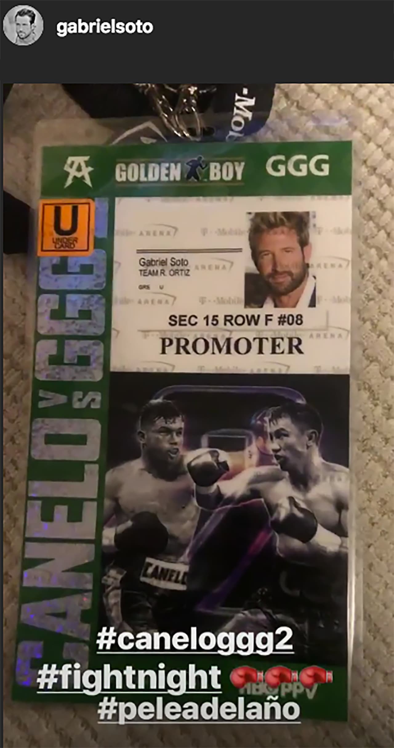 El actor de telenovelas Gabriel Soto también tuvo su credencial para disfrutar de cerca el combate.