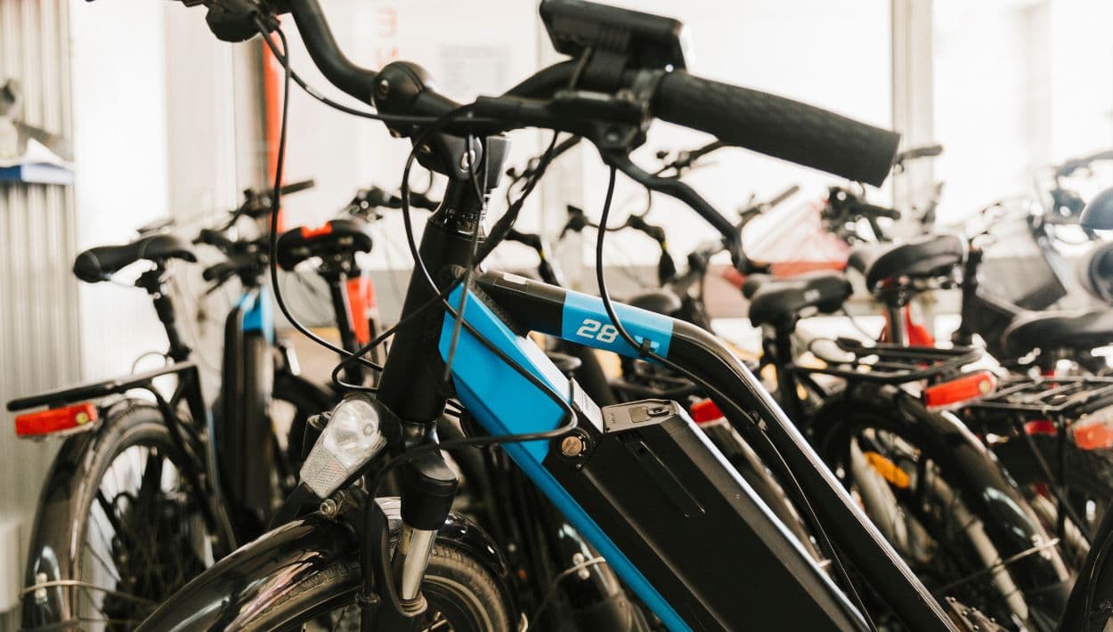 Las e-bikes aceleran y las reglas también: los accidentes impulsan cambios