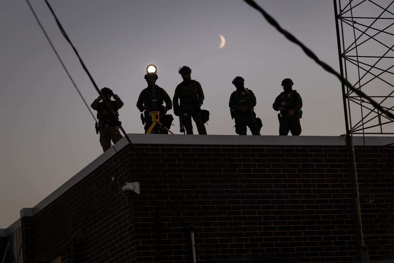 Un empleado fuera de servicio dispara a manifestante cerca de un centro de detención de ICE en Colorado, de acuerdo con la policía