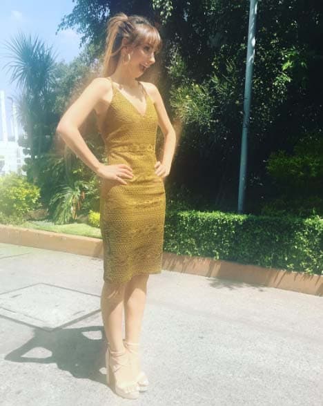 Este lindo vestido amarillo es uno de sus favoritos.