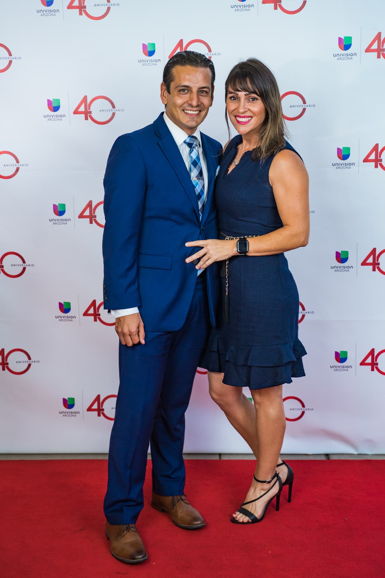 Invitados posando para una foto en la alfombra roja de Univisión Arizona.
<br>