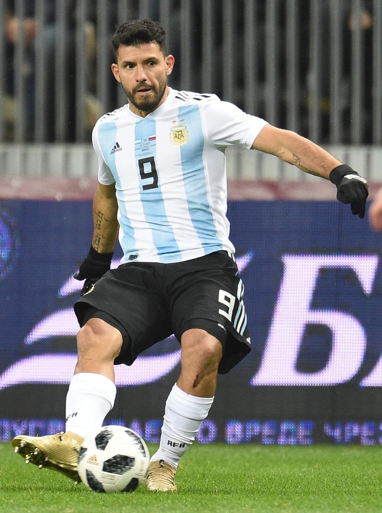 <b>Sergio ‘Kun’ Agüero</b>:
<b>22.6 millones de dólares</b>. Es el delantero de la Selección de Argentina y juega con el Manchester City de Inglaterra.