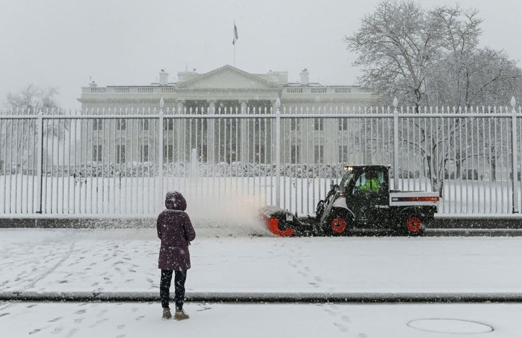 Primera gran tormenta de nieve del año azota la costa este y se ensaña con Washington DC