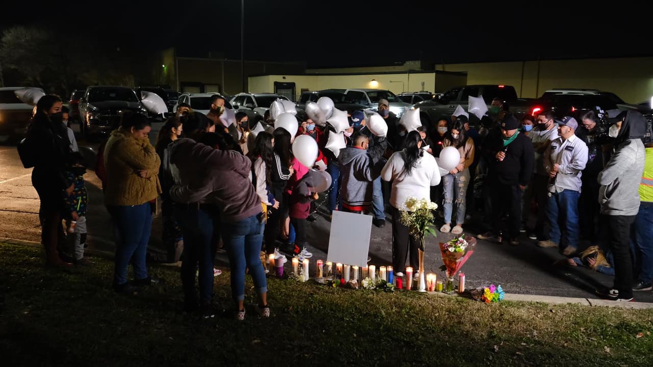 Con velas, globos y flores, decenas de personas realizaron una vigila para recordar a Erick Mejía en el lugar donde murió baleado.