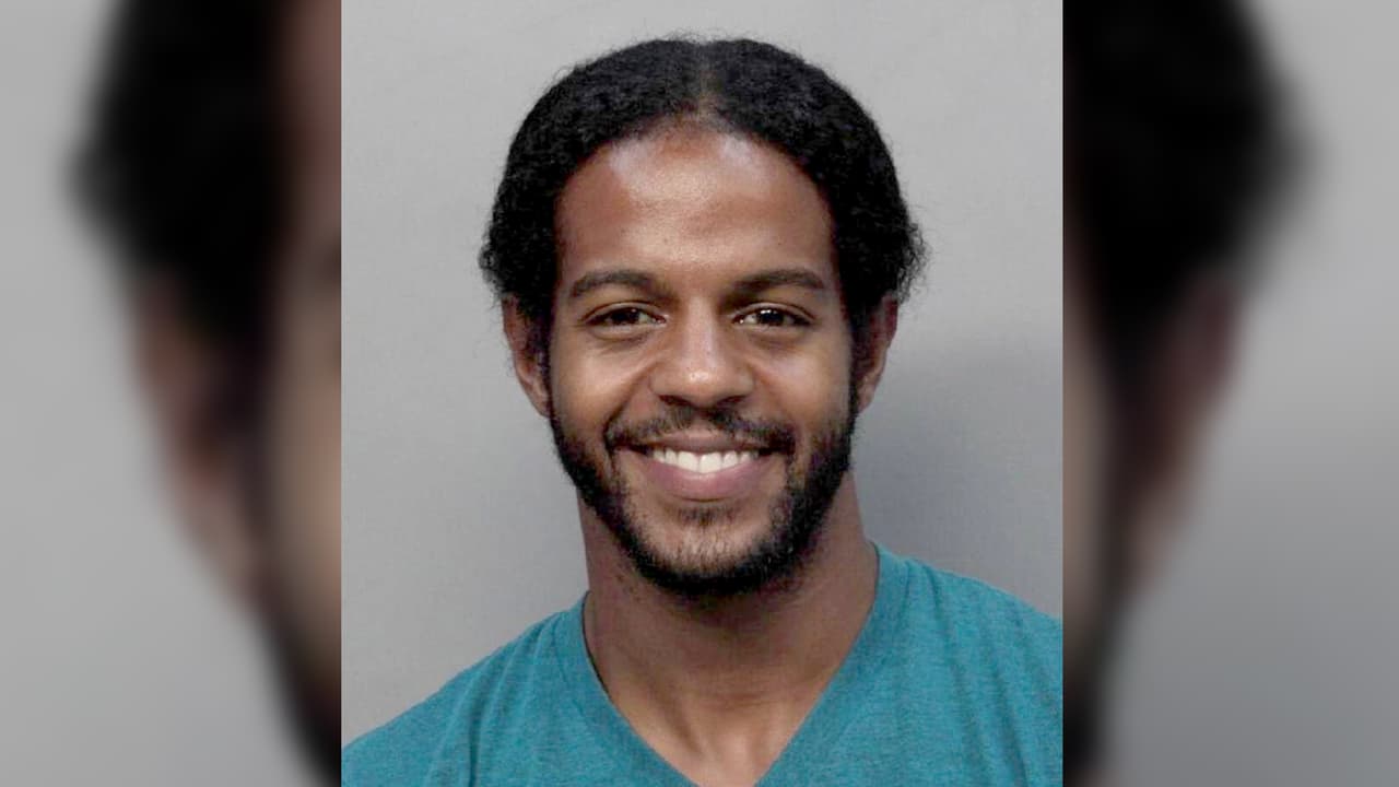 Profesor de tenis que le pegó con la raqueta a su alumno de 5 años alega que fue "en defensa propia"