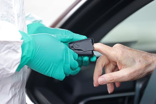 Un paciente se mide los niveles de saturación de oxígeno en Wantagh, Nueva York. Se ha visto que algunos no parecen estar tan enfermos, pero los tienen peligrosamente bajos.
<br>