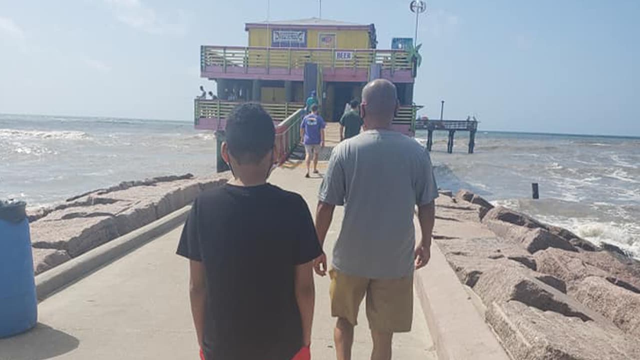 Recomiendan a los padres no dejar a sus hijos solos en el agua.