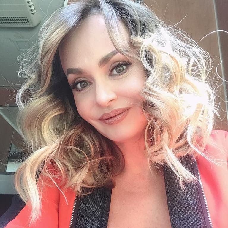 “Le echo un poquito de aceite de coco, le echo un poquito de espirulina, de nopal, un poquito de alpiste para eliminar toxinas, clorofila y me da muchísima energía”, añadió.