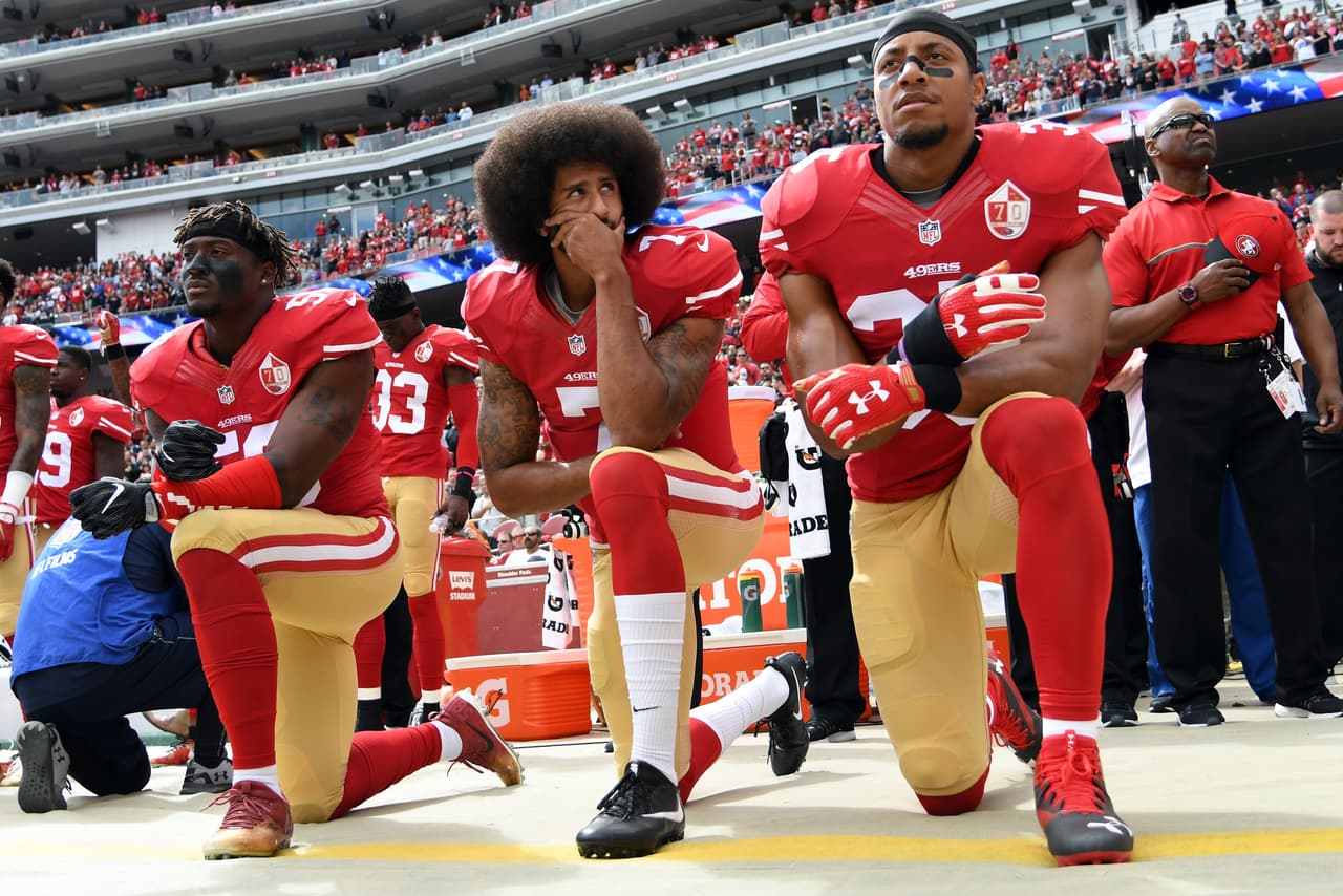 Kaepernick comenzó las protestas durante el himno en los partidos de la NFL para llamar la atención sobre los asesinatos de hombres negros por agentes de la policía y otras injusticias sociales.