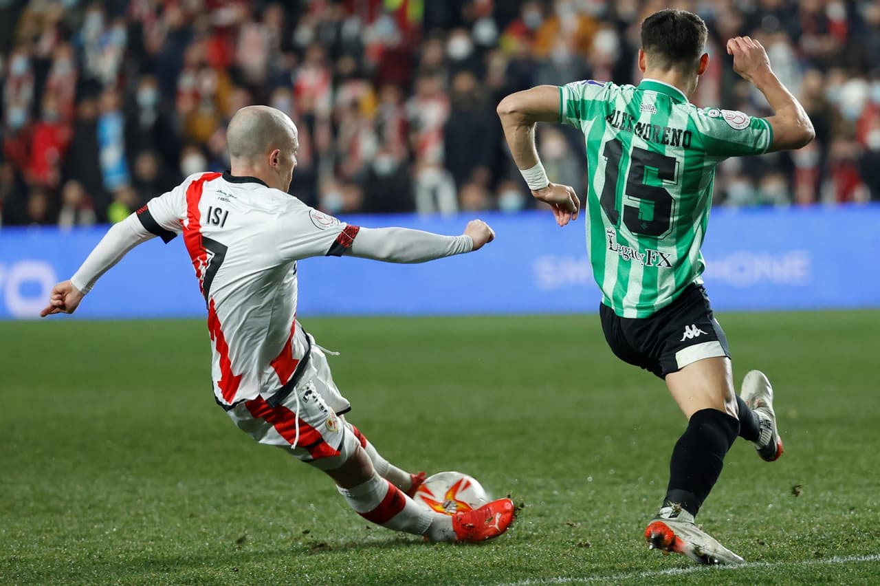 Real Betis se lleva la semifinal de ida tras derrotar al Rayo Vallecano 2-1 en la Copa del Rey. Borja Iglesias y Victor Carvalho le dieron el triunfo a la escuadra verdiblanca, mientras que Álvaro García descontó para los locales. Los mexicanos Diego Lainez y Andrés Guardado estuvieron en la banca.
