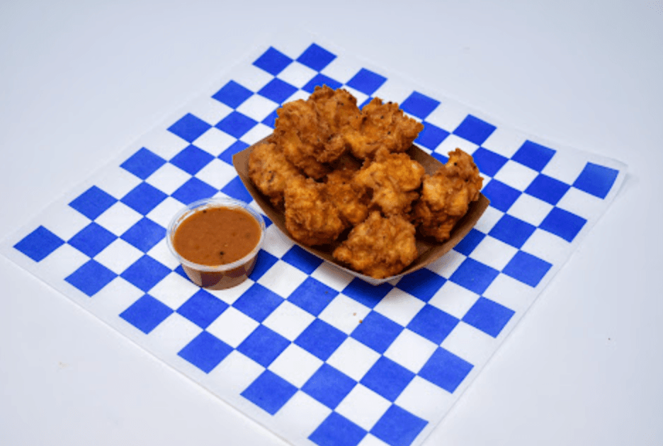 Gobble Balls – Bocadillos de pavo ahumado empanizados y freídos con salsa BBQ.
<br>