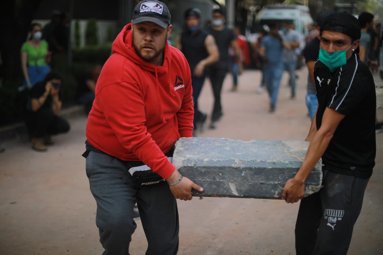 Toneladas de concreto se han removido de los edificios derribados, para esta labor los civiles han sido imprescindibles.