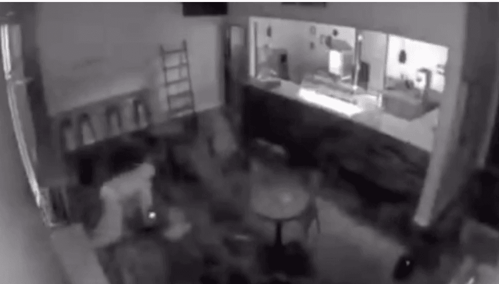 Video muestra a ladrones entrando a negocios y arrastrándose por el suelo para robar