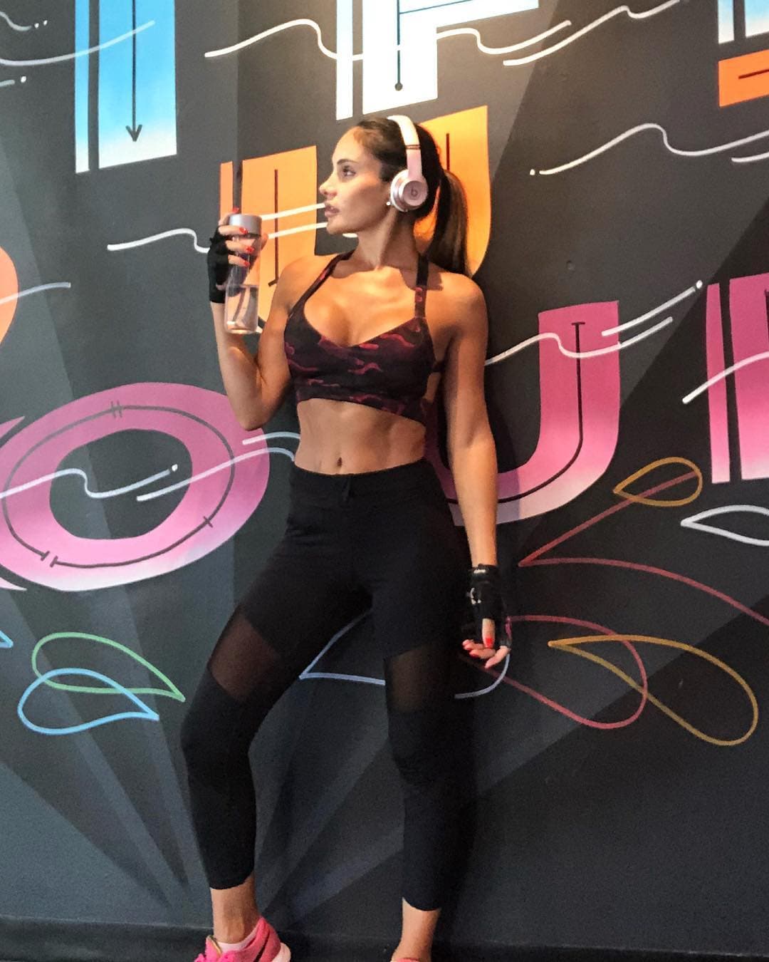 Raquel considera que la trama de la serie maneja su personaje de manera muy respetuosa: "Yo como parte de este colectivo, quería darle esa
<b>dignidad que debe tener la comunidad</b> (LGBT)".