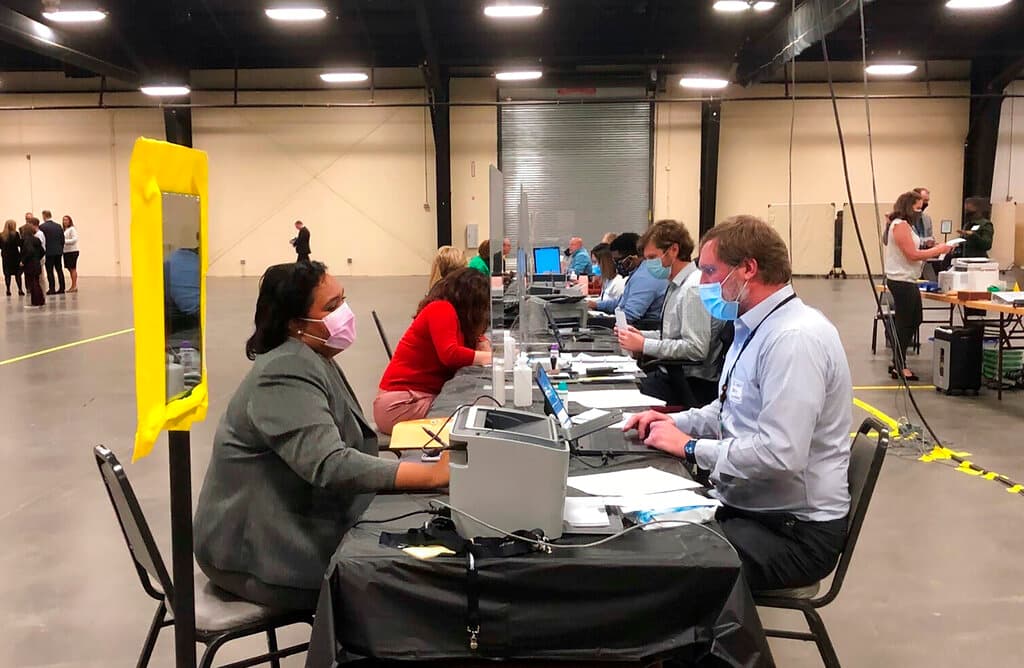 Una candidata presenta sus documentos de candidatura ante la Junta Estatal de Elecciones en el recinto ferial estatal en Raleigh, NC, el lunes 6 de diciembre de 2021.