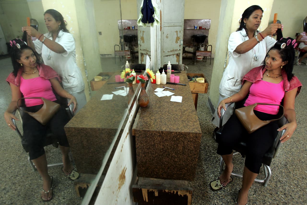 Miami superó a Las Vegas que quedó en el puesto (12), Los Ángeles (36), Washington (38) y Nueva York (49). En la foto aparece María en una peluquería en Downtown Miami donde pagó no más de 4 dólares.