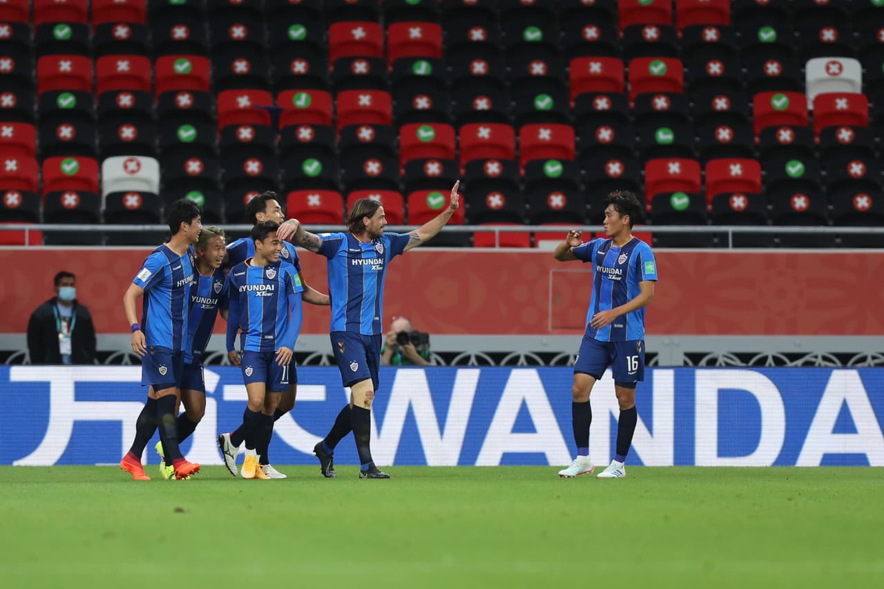 Los Tigres de la UANL se imponen, en su primera participación en el Mundial de Clubes, al Ulsan Hyunday 2-1. André Pierre Gignac se encargó de darle la victoria al equipo mexicano con doblete. Por parte del equipo coreano, Kim Kee-Hee fue el autor del gol solitario. El Club Palmeiras será su siguiente rival.