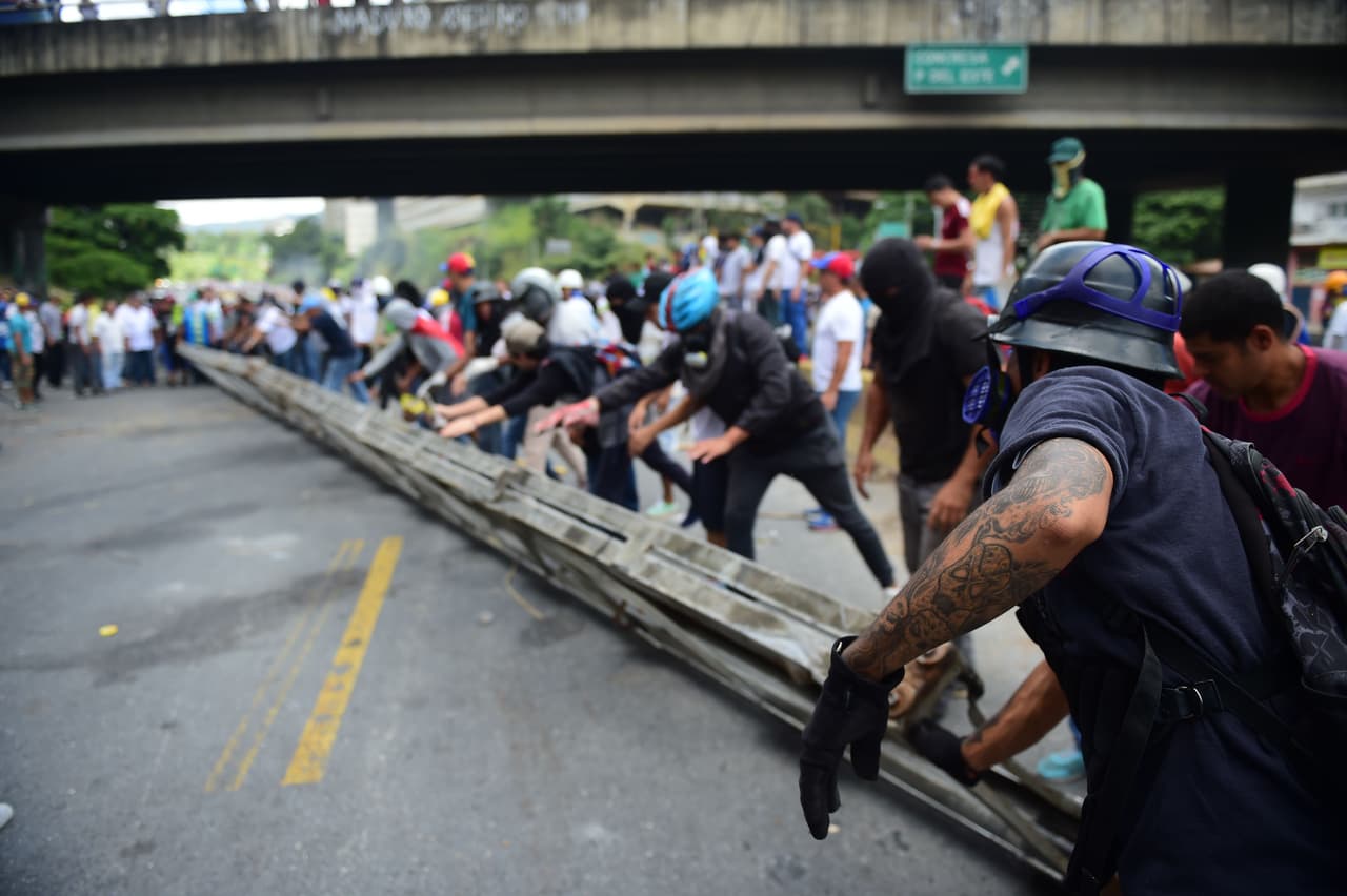 La oposición insiste en mantenerse en las calles a pesar de la prohibición expresa del ministro del interior y justicia. Las presiones internas y los llamados que hicieron varios países, entre ellos Estados Unidos, no impidieron que Nicolás Maduro siguiera adelante con su iniciativa.
<br>