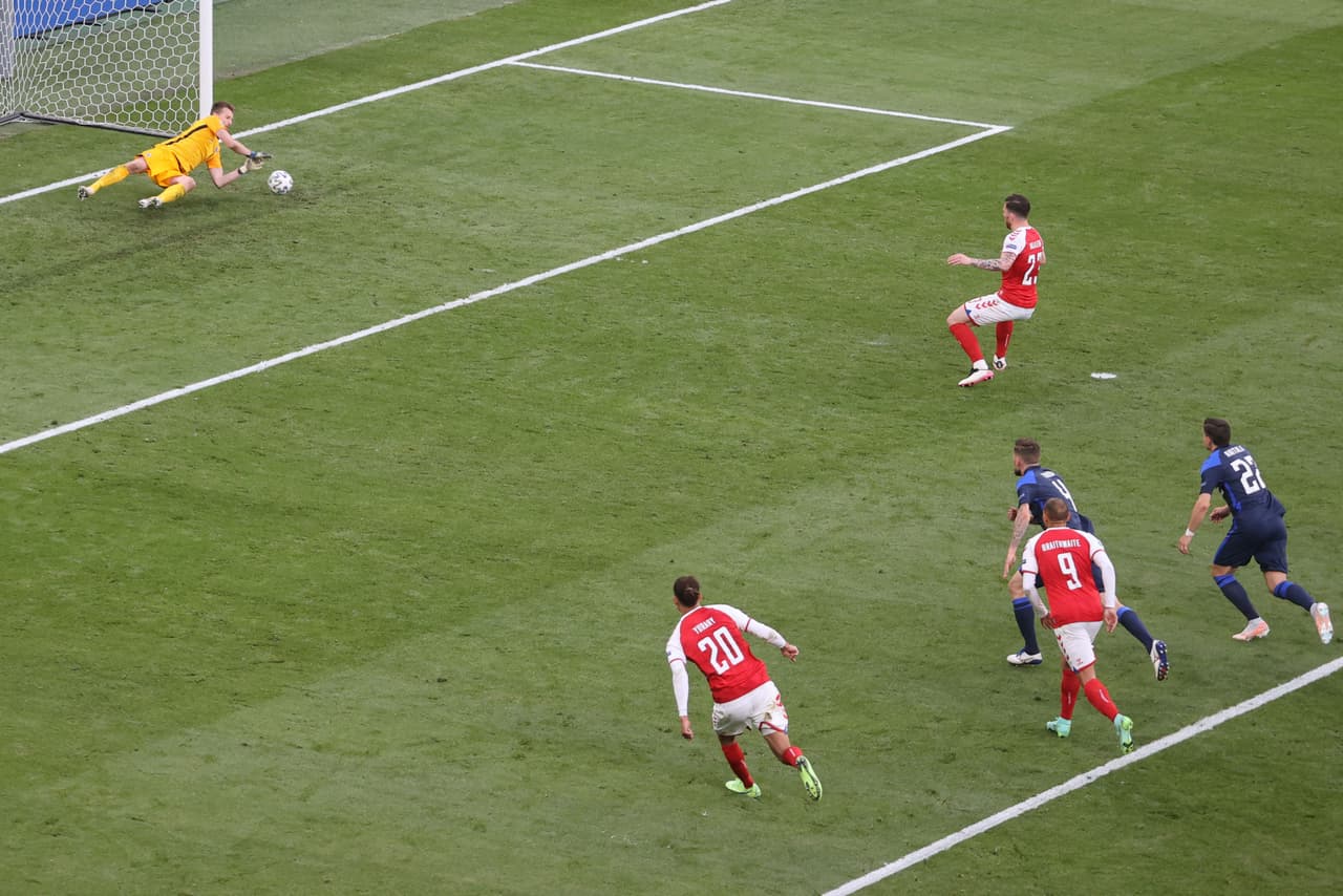 Tras varios minutos, el juego se reanudó pero los jugadores daneses tenían la mente en otro lado, fallaron un penal y cayeron ante Finlandia.