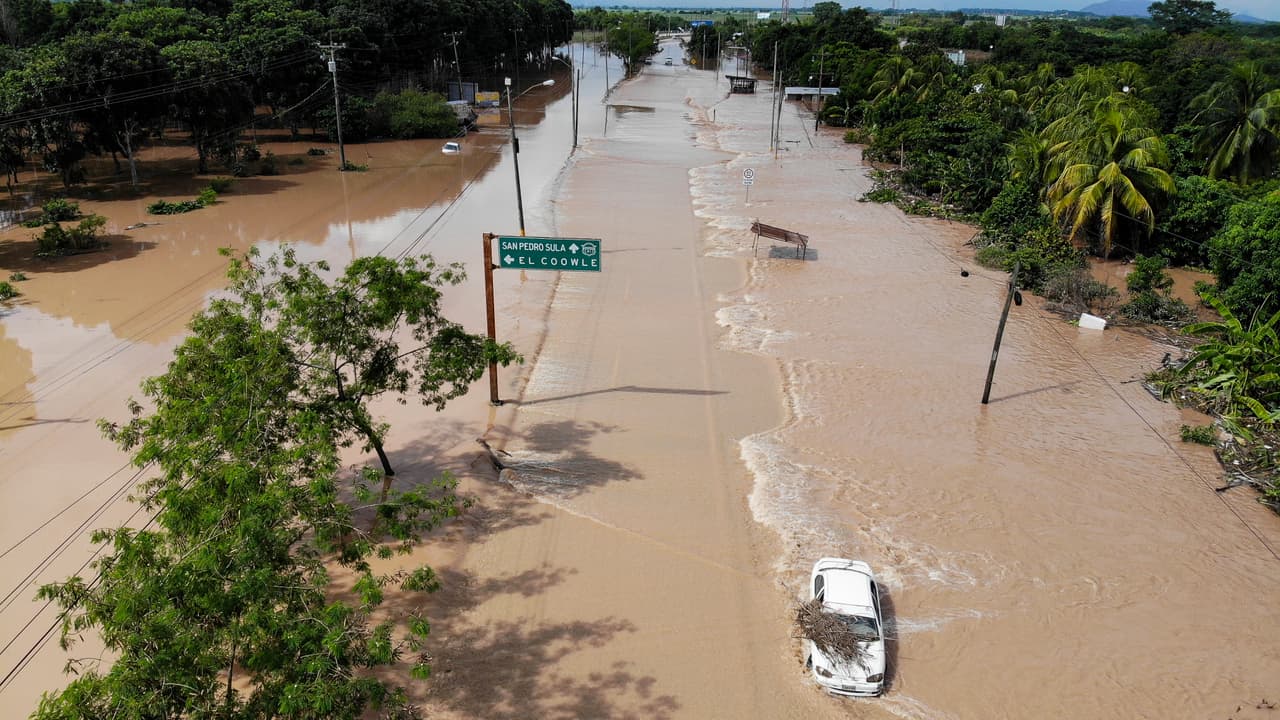 <b>Iota, la última gran tormenta del año.</b> Este sistema pasó sobre el archipiélago colombiano de San Andrés, frente a las costas de Nicaragua, con fuerza de huracán categoría 5. En la fotografía la destrucción que dejó a su paso sobre San Pedro Sula, Honduras. 20 de noviembre.