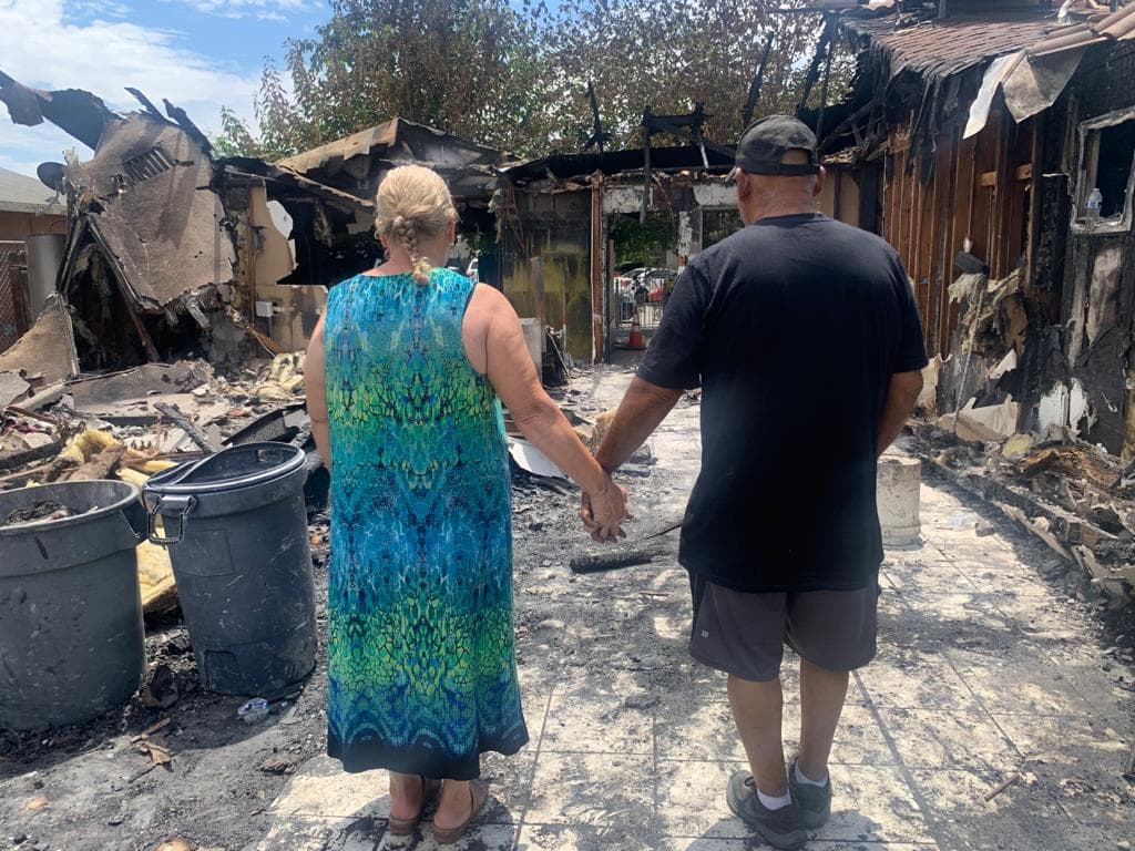 El matrimonio cuenta que estaban haciendo una carne asada en el patio cuando de repente todo se cubrió de humo. "No sabemos cómo. Se acabó todo en un instante" narró Dolores.
