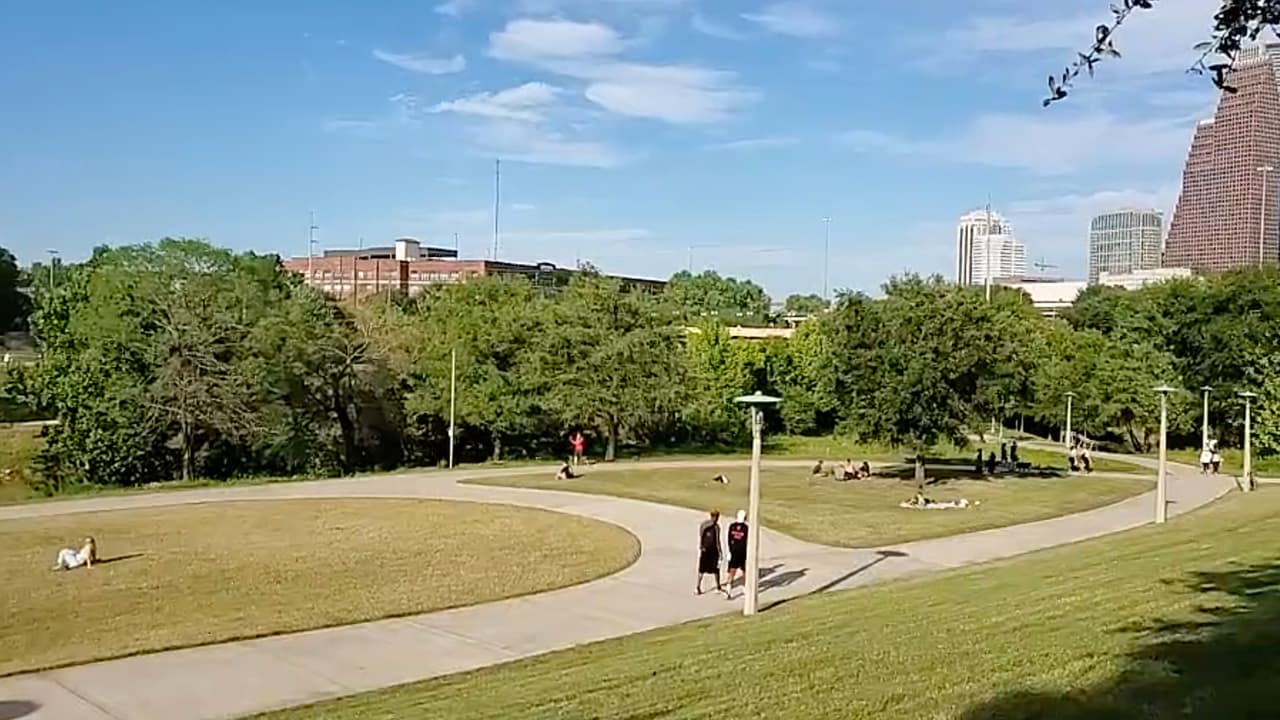 Los parques de Houston y el condado Harris se habían cerrado solamente durante el fin de semana de Pascua.