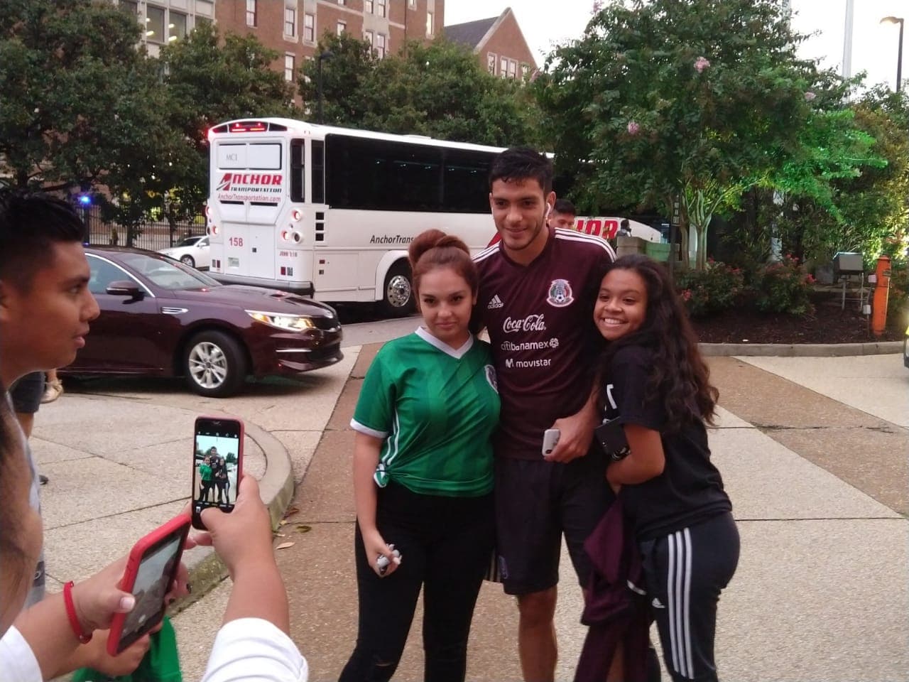 Los integrantes de la Selección de México compartieron con fanáticos en Nashville en medio de su llegada y la primera práctica que hicieron con miras al amistoso contra Estados Unidos.