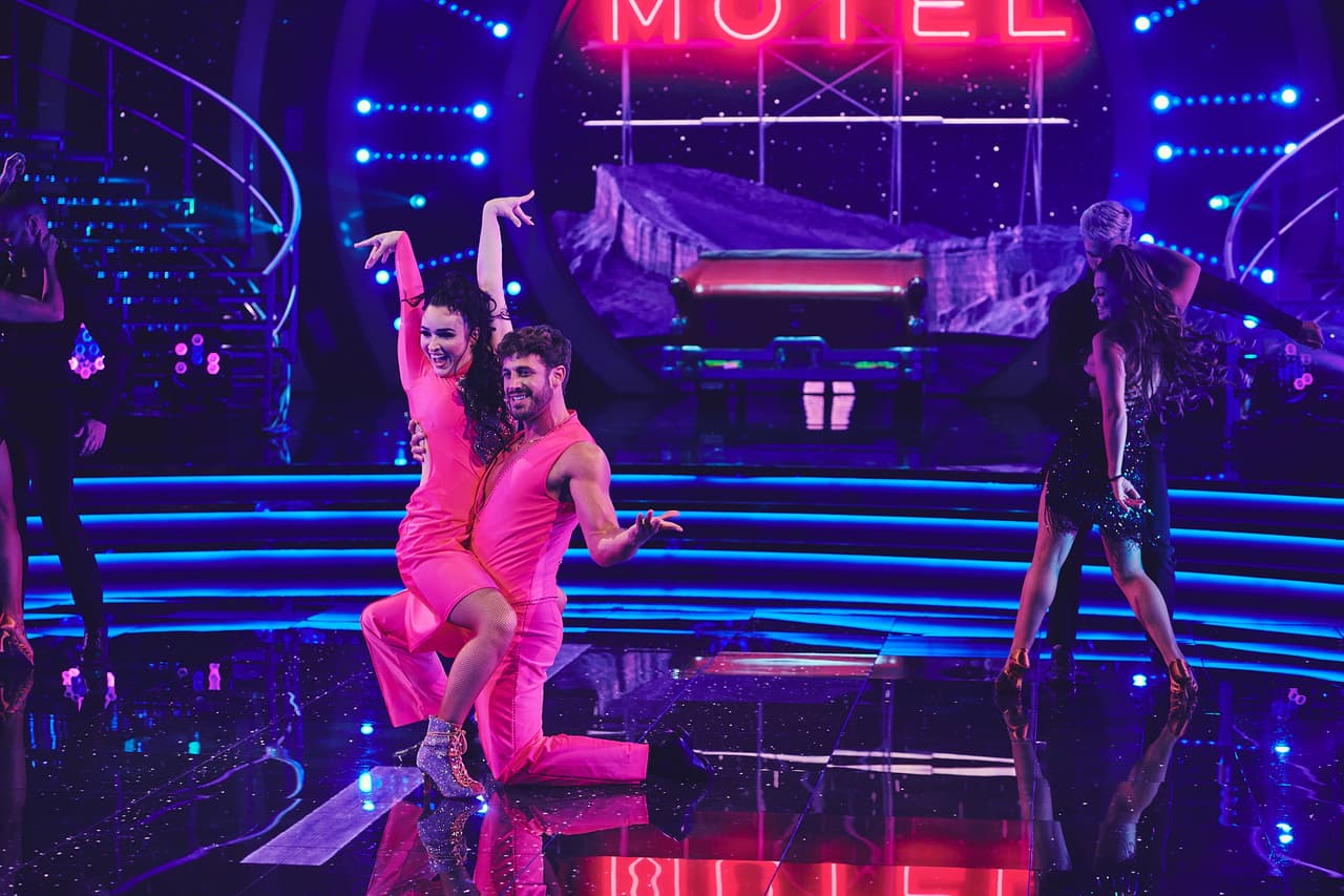 El primero en bailar fue Lambda García que se lució con una bachata.