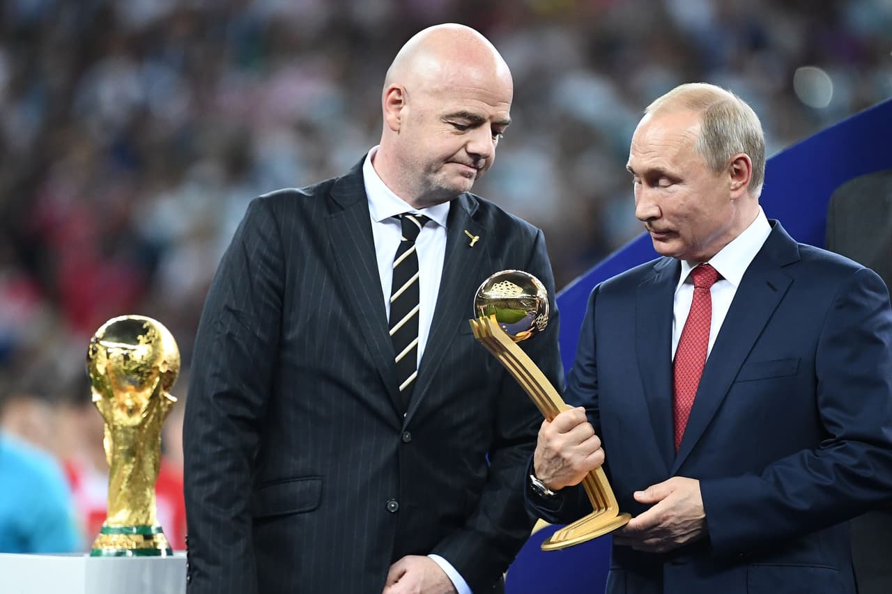 El dirigente ruso fue parte del cómite que la FIFA formó para entregar los reconocimientos a los mejores jugadores del campeonato. Aquí sostiene el Balón de Oro que se llevó Luka Modric.