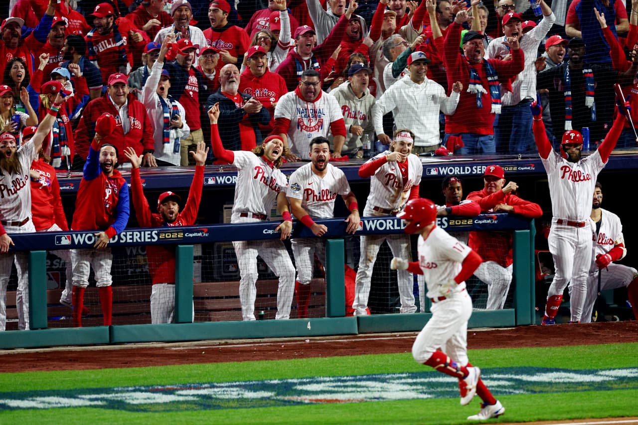 El banquillo de los Phillies reacciona después de que Rhys Hoskins #17 de los Filis de Filadelfia conecta un jonrón contra los Astros.