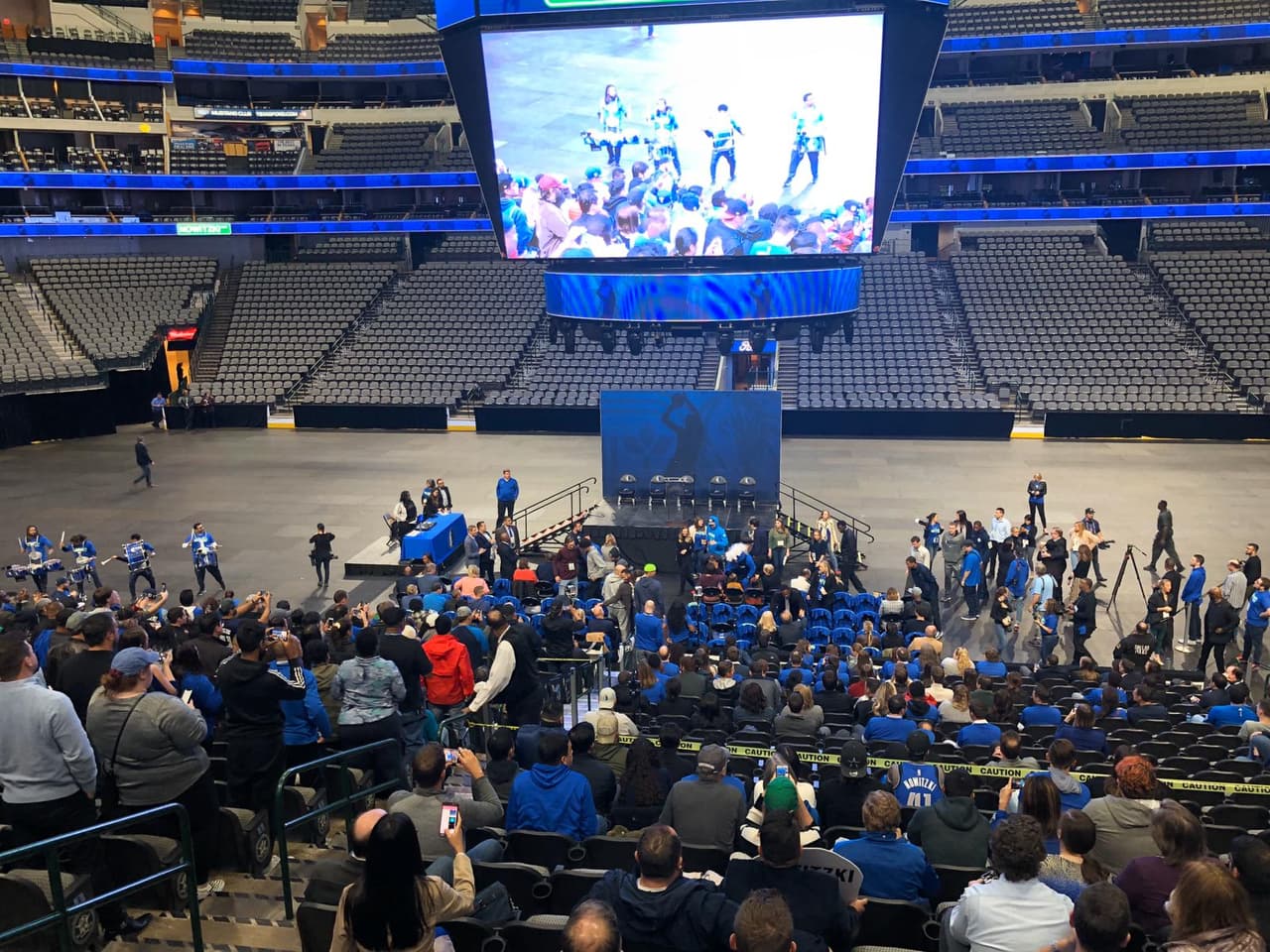 Deceneas de aficionados estuvieron presentes en la ceremonia.
