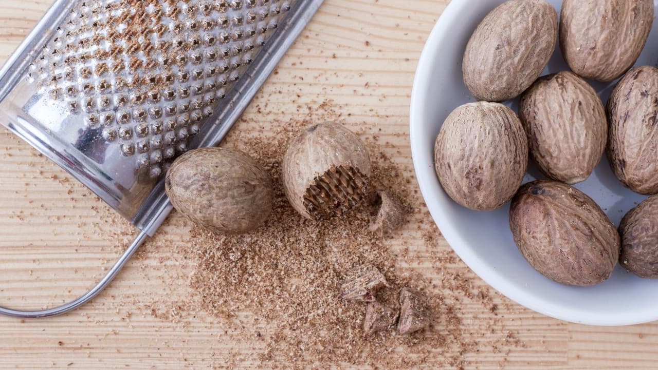 Es la temporada de hacer fiesta en la cocina y con el estante de las especias que solemos utilizar en el otoño y por supuesto, en el invierno. Suma
<b> 1 cucharadita de nuez moscada</b>.
<br>