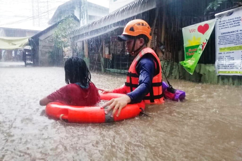 Miembros de la guardia costera rescataban este jueves a personas varadas en aguas que llegaban hasta el pecho en una provincia sureña, donde los aguaceros llenaron los pueblos de aguas turbias.