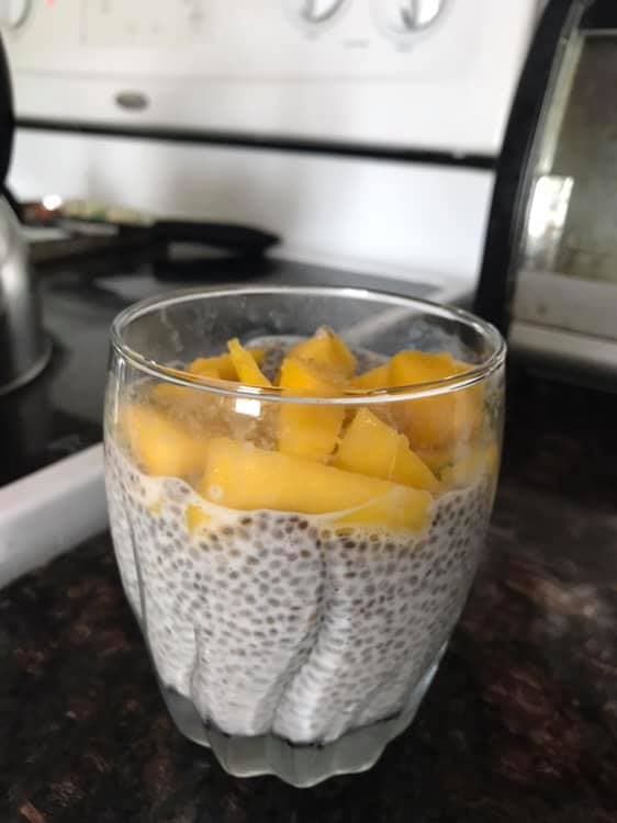 El pudín de chía queda delicioso acompañado con mango.