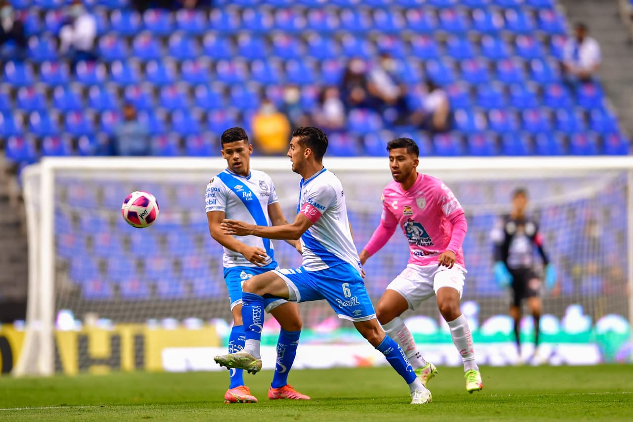 Las 'roscas' regresaban al marcador del Cuauhtémoc entre abucheos de la afición poblanda y la molestia de los jugadores.