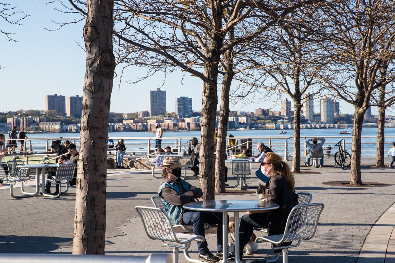 El Hudson River Park es uno de los lugares favoritos de los neoyorquinos para tomar aire fresco, y esperar el atardecer, pues desde ese lugar en la ciudad se tiene una bella perspectiva de la puesta del sol.