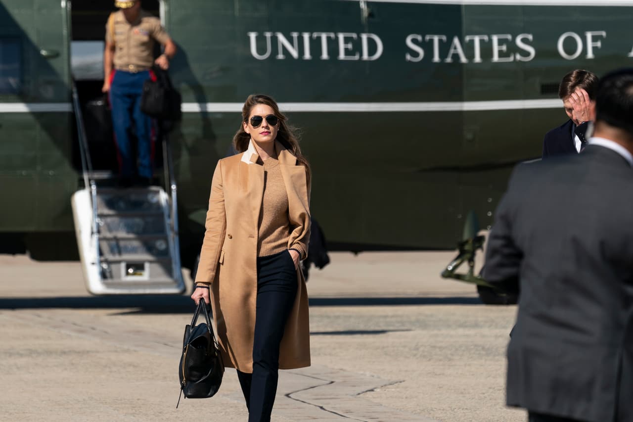 En esta imagen tomada el 30 de septiembre, Hope Hicks camina sin mascarilla por la base aérea Andrews tras salir del Marine One.