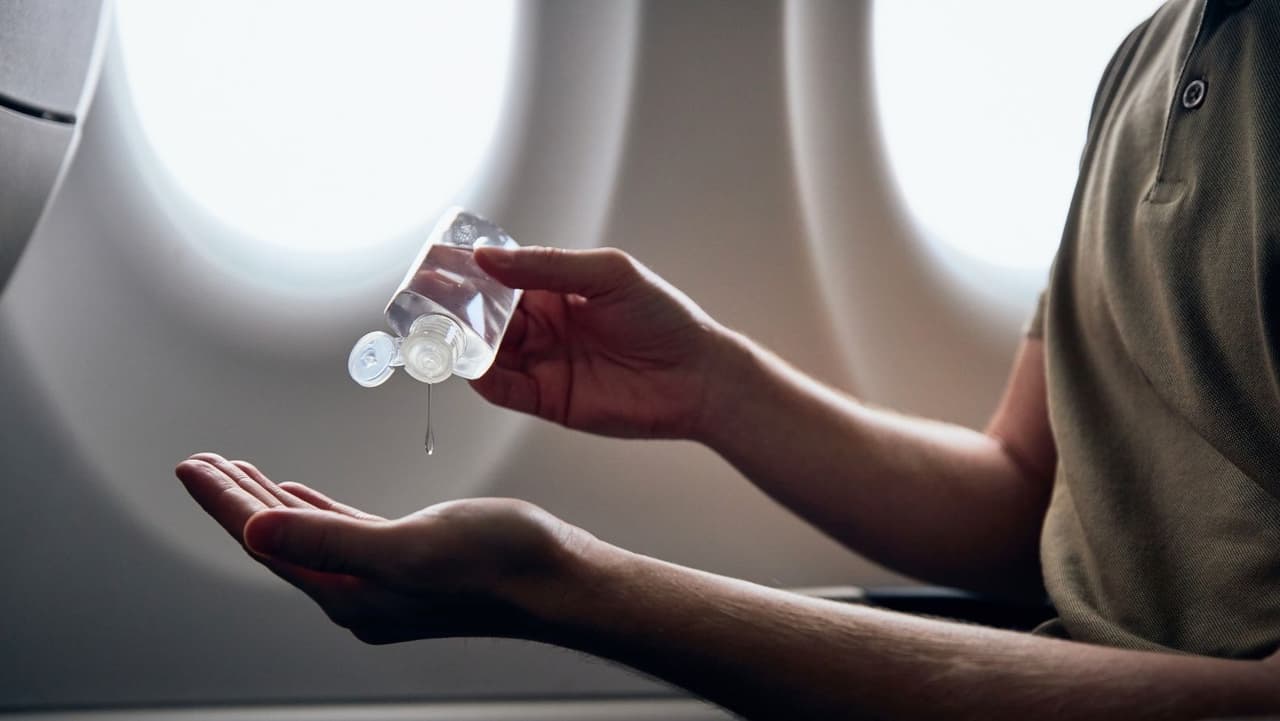 <b>Está bien llevar desinfectante para manos: </b>Actualmente, la TSA permite a los viajeros traer un recipiente de desinfectante de manos líquido de hasta 12 onzas por pasajero en el equipaje de mano hasta nuevo aviso. Los pasajeros pueden esperar que todos los contenedores más grandes de 3.4 onzas necesiten ser revisados por separado, lo que agregará algo de tiempo a su experiencia en el punto de control. Los viajeros también pueden llevar toallitas con alcohol o toallitas antibacterianas en el equipaje de mano, en el equipaje facturado o en ambos.