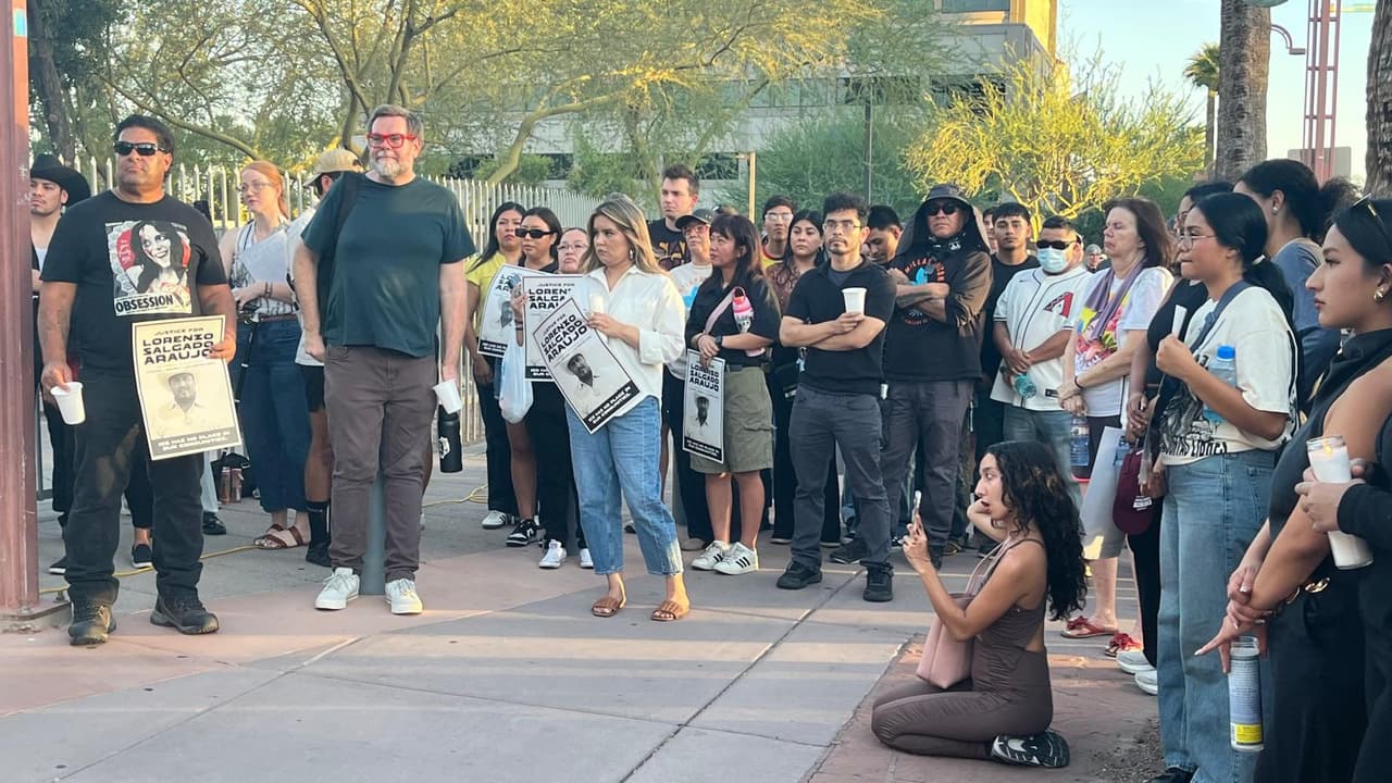 Además de la protesta en nuestro estado, ha habido reacciones en otras partes del país, como la del gobernador de California,
<b><a href="https://www.univision.com/local/los-angeles-kmex/newsom-muerte-lorenzo-salgado-araujo-ice-houston" target="_blank">Gavin Newsom, quien condenó la muerte de Salgado</a></b>.