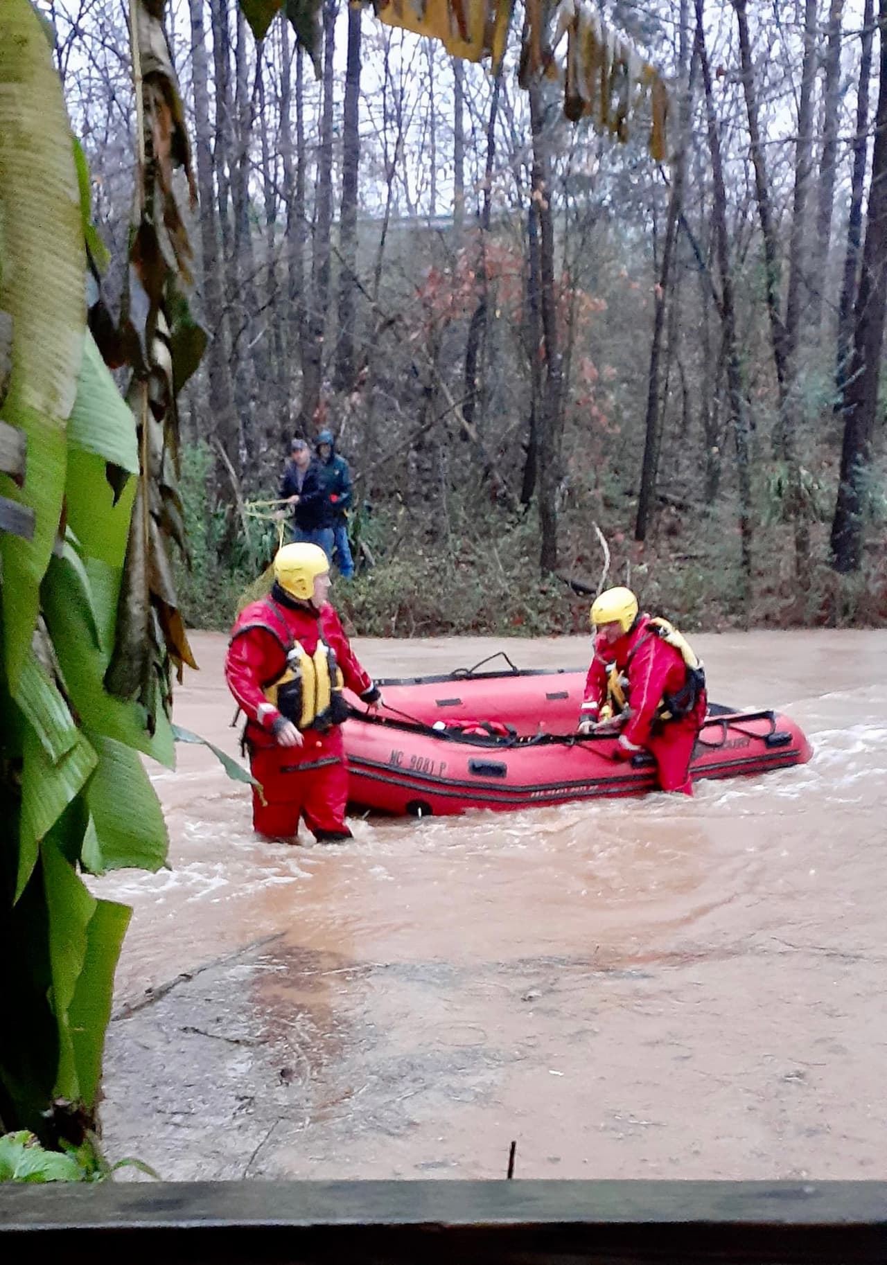 Una persona falleció en el condado de Alexander cuando su vehículo se salió de la carretera tras las inundaciones. Lugar: Condado de Iredell