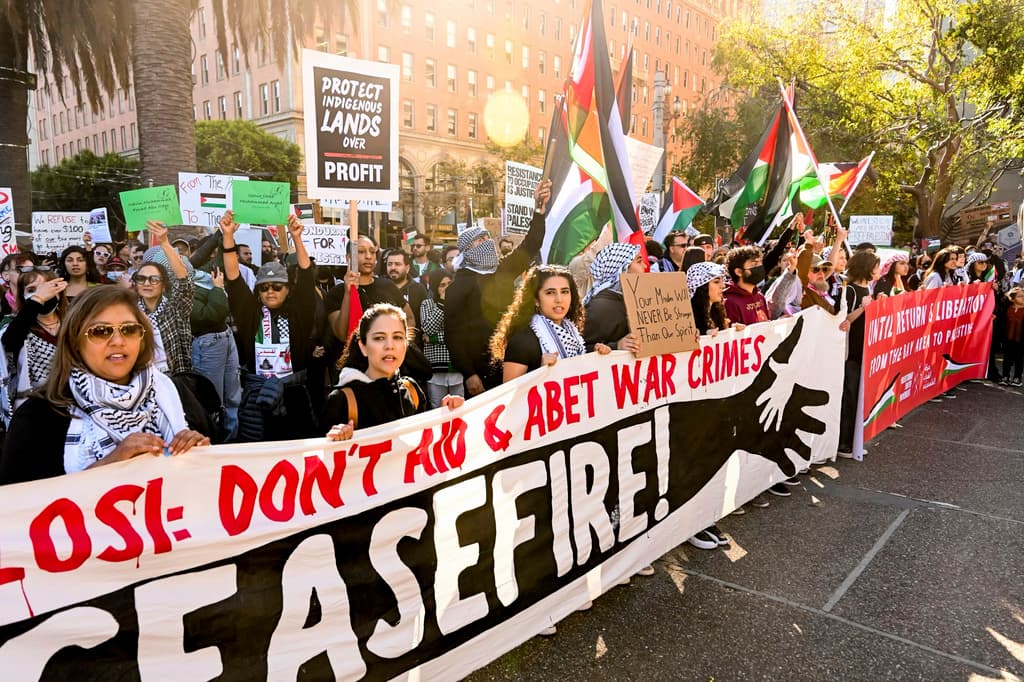 Las protestas en San Francisco buscan llamar la atención sobre diversos temas, desde el medio ambiente hasta la guerra en Oriente Medio.