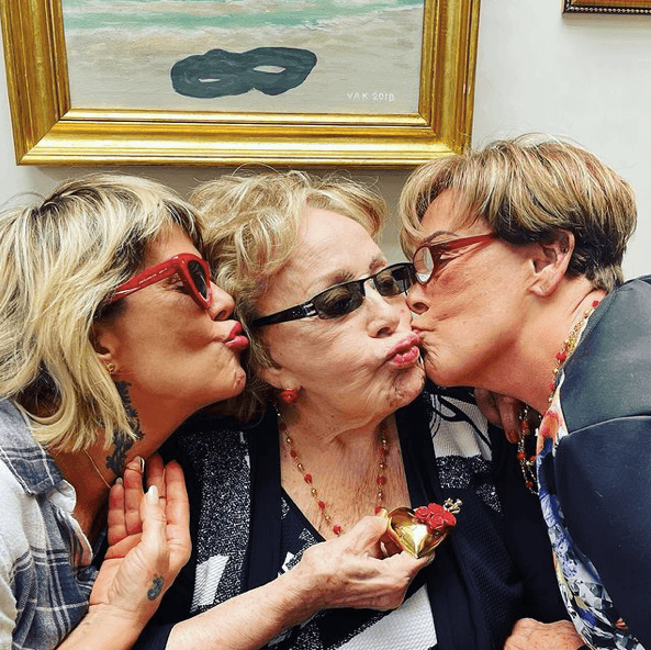 Tras la cirugía de 2013, la hija de Silvia Pinal bromeó en Twitter con ser “La Guzmán Biónica”.